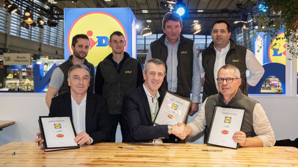 Lors de l’édition 2020 du Salon de l’agriculture, Lidl, NatUp et Bigard ont renouvelé le contrat tripartite les unissant. De g. à dr. au premier plan, Laurent Boivin, compte-clé MDD Bigard, Michel Biero, directeur exécutif achats et marketing Lidl France, et Jean-Charles Deschamps, président de NatUp.